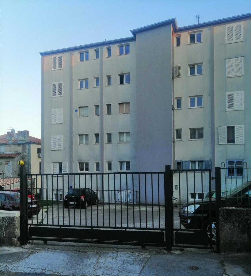 City Center Apartment Dora Pula Bagian luar foto